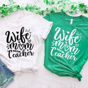 Pu&ograve; includere: Due magliette bianche con il testo "Wife Mom Teacher" in lettere nere. Una maglietta &egrave; bianca e l'altra &egrave; verde.