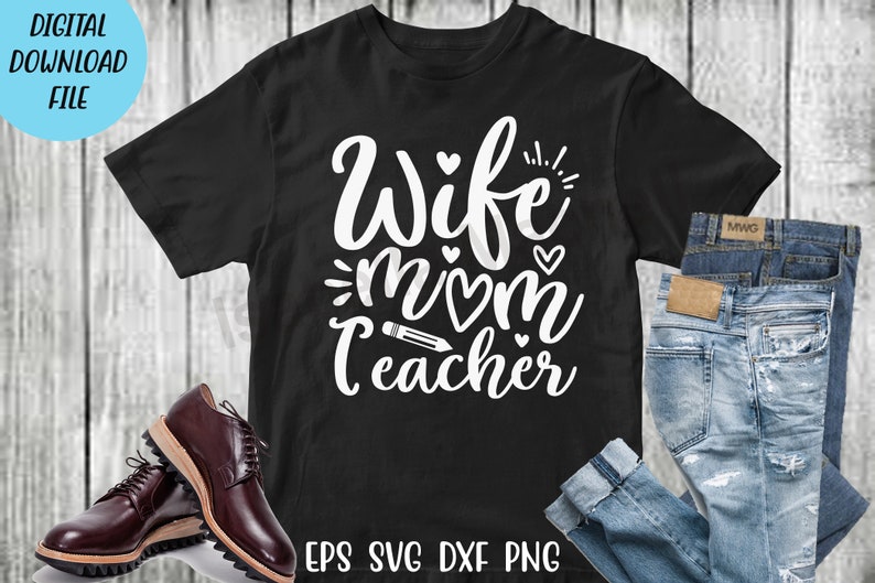 Pu&ograve; includere: Maglietta nera con testo bianco che recita "Wife Mom Teacher" con cuori e una grafica a matita. La maglietta &egrave; su uno sfondo di legno con jeans.