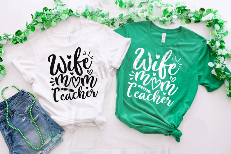 Pu&ograve; includere: Due magliette bianche con il testo "Wife Mom Teacher" in lettere nere. Una maglietta &egrave; bianca e l'altra &egrave; verde.