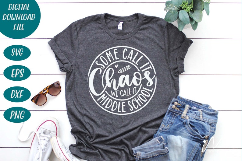 Puede incluir: Una camiseta gris con un dise&ntilde;o circular blanco que dice "Some call it chaos we call it middle school".
