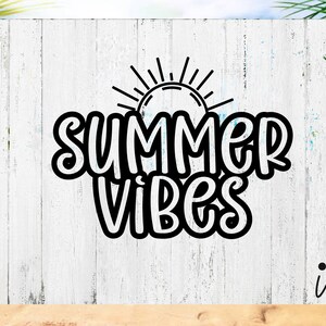 Peut inclure: Conception graphique en noir et blanc avec un soleil et le texte "Summer Vibes".