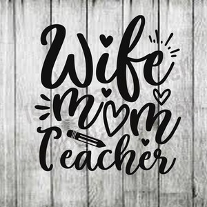 Pu&ograve; includere: Progettazione grafica di testo in bianco e nero con le parole "Wife Mom Teacher" con cuori e un'illustrazione di matita.