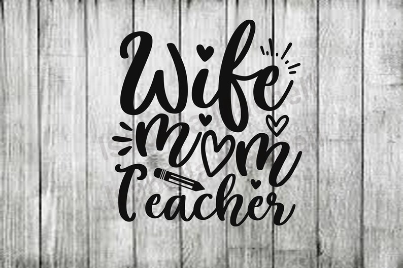 Pu&ograve; includere: Progettazione grafica di testo in bianco e nero con le parole "Wife Mom Teacher" con cuori e un'illustrazione di matita.