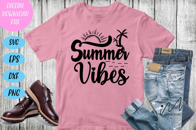 Peut inclure: T-shirt rose avec un graphisme noir qui dit "Summer Vibes" avec un soleil et des palmiers.