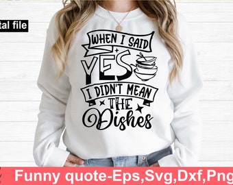 Puede incluir: Sudadera blanca con un gráfico negro que dice "WHEN I SAID YES I DIDN'T MEAN THE Dishes". El diseño incluye una pila de platos y estrellas. Las palabras "Digital file" están en la parte superior izquierda.