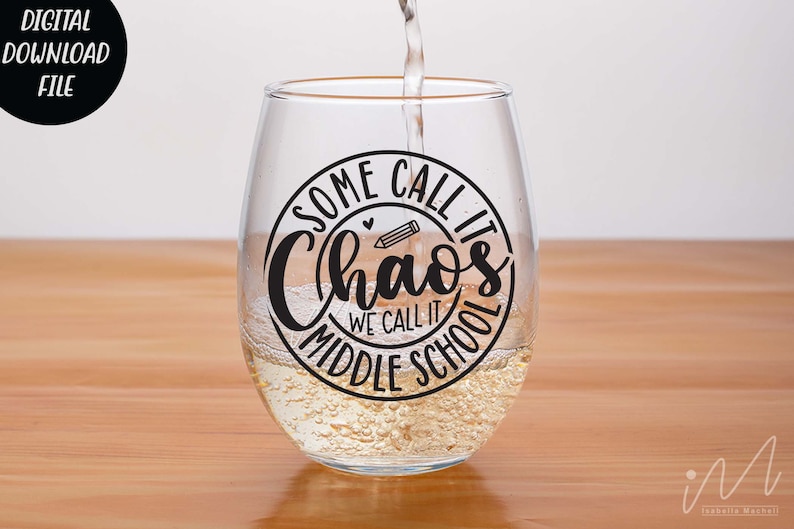 Puede incluir: Una copa de vino de vidrio transparente con una calcoman&iacute;a de vinilo negro que dice "Some call it chaos we call it middle school".
