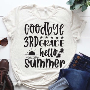 Könnte beinhalten: Ein weißes T-Shirt mit dem Text "Goodbye 3rd Grade hello summer" in Schwarz. Der Text ist mit einem Sonnenuntergangs-Motiv und Sonnenbrillen gestaltet.