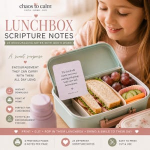 Peut inclure: Un ensemble de 24 notes bibliques imprimables pour bo&icirc;te &agrave; lunch avec le texte Chaos to Calm Faith Home Life. Les notes incluent des versets comme le Psaume 121:8. L'image montre une bo&icirc;te &agrave; lunch vert clair contenant un sandwich, des raisins et des l&eacute;gumes.
