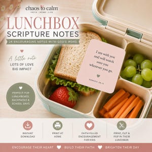 Peut inclure: Une bo&icirc;te &agrave; lunch en plastique bleu clair contenant un sandwich, une fraise et des raisins verts. Une carte rose p&acirc;le repose sur le sandwich avec le texte : I am with you and will watch over you wherever you go. GENESIS 28:15. Des b&acirc;tonnets de carotte orange sont dans un compartiment lat&eacute;ral.