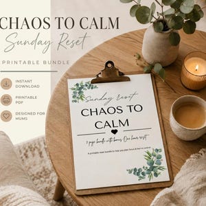 Puede incluir: Un portapapeles de madera muestra el texto "CHAOS TO CALM Sunday Reset" con adornos florales. Una vela encendida, una taza de café y un pequeño jarrón con vegetación están sobre la mesa. La imagen promociona un paquete imprimible.