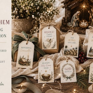 Può includere: Una collezione di etichette regalo rettangolari in carta con illustrazioni natalizie religiose e testo che include REJOICE! CHRIST IS BORN, WONDERFUL COUNSELLOR, THE KING HAS COME, FOLLOW THE STAR, HEAVEN HAS COME NEAR, GOD WITH US e LIGHT OF THE WORLD.