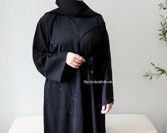 Abaya noire, abaya noire avec ornements fabriquée à Dubaï, abaya noire avec hijab et ceinture, abaya pour femme, abaya du ramadan, abaya 2024, abaya dubaï