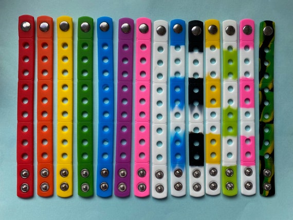 Pulsera Flexible Con Cuentas De Goma Con Borlas De Colores Pulsera Flexible Con Cuentas De Goma Con Borlas De Colores