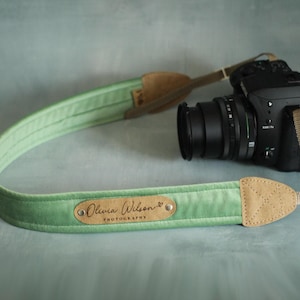 Alça de câmera personalizada em veludo: Alça para câmeras DSLR/SLR em couro vegano com gravação.