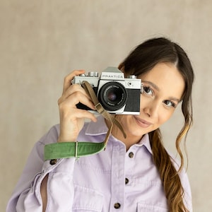 Alça de pulso para câmera em couro vegano: acessório personalizado para câmeras DSLR.