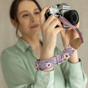 Cinturino da polso per fotocamera in ecopelle fatto a mano: accessorio per reflex con velluto floreale