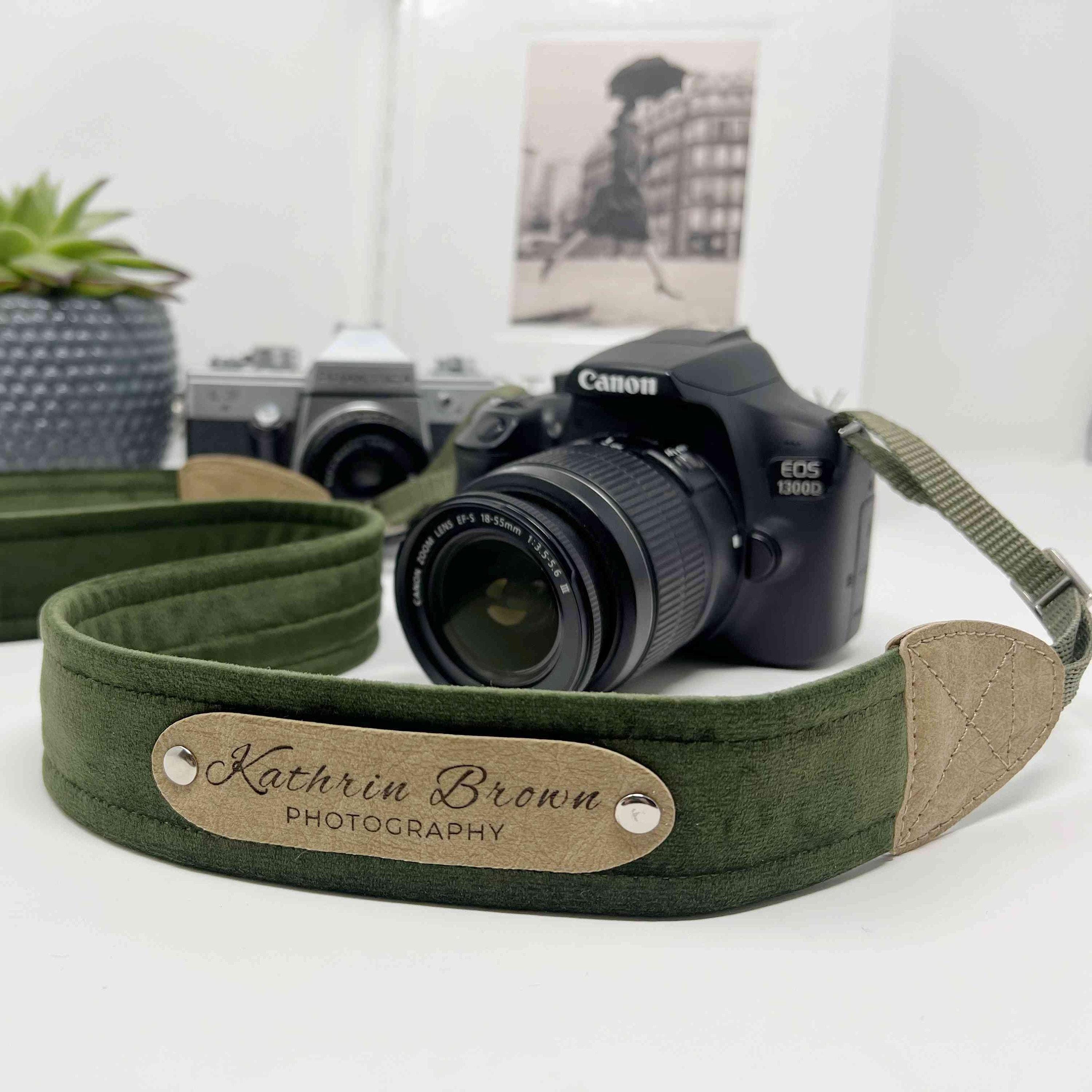Tracolla Personalizzata Per Fotocamera Dinikally – Con Nome Ricamato Su Tela Di Cotone E Pelle PU, Aggancio Rapido, Larga 3.5 Cm