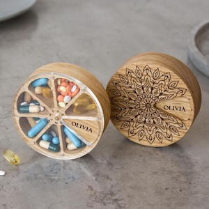 Pastillero organizador - Pastillero pequeño de madera para uso diario y rastreador de medicamentos de 7 días / Regalo perfecto para él, abuelo y abuela