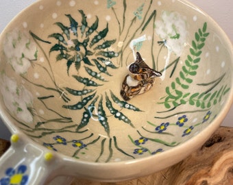 Céramique et poterie faites à la main - Mug unique avec figure animale à l'intérieur - Mug avec animal de la forêt peint à la main - sanglier - petit cochon