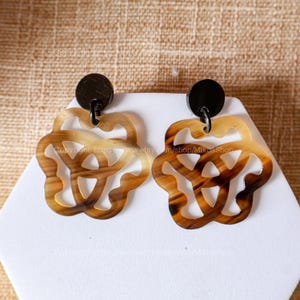 Muster natürliche Büffelhorn-Scheibenohrringe für Frauen, Boho-Ohrringe, handgefertigte Büffelhorn-Ohrringe, Büffelhorn-Schmuck, ethnische Ohrringe
