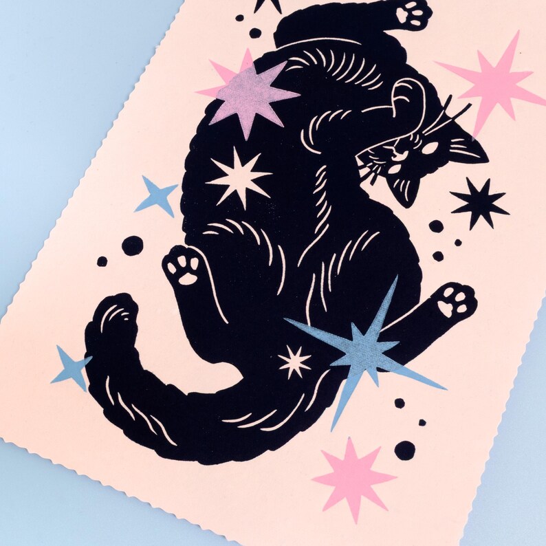 Retrato de gato en linograbado a color, impresión a mano con un fondo celestial de estrellas, obra de arte artesanal sobre papel verjurado A4. imagen 5