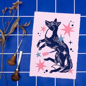 Ritratto di volpe con stampa su lino colorato, taglio su lino stampato a mano con volpe celeste e stelle, arte fatta a mano su carta fatta a mano