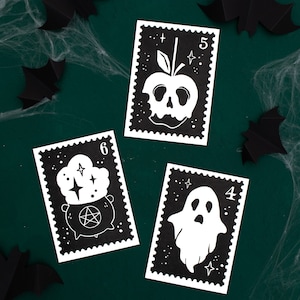 Set di cartoline di Halloween con stampa linoleum, stampa nera con motivi spettrali incorniciati come un francobollo, fantasma in formato A6, strega, mela