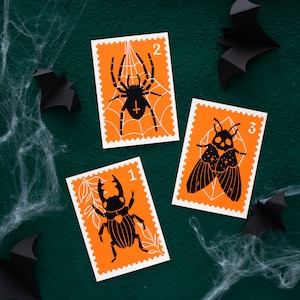 Halloween Linoldruck Postkarten Set, schwarz oranger Druck mit gruseligen Motiven gerahmt wie eine Briefmarke, A6 Format Spinne Motte Käfer