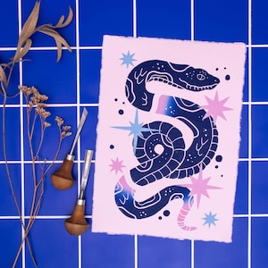 Ritratto di serpente con stampa su lino colorato, taglio su lino stampato a mano con serpente e stelle, arte fatta a mano su carta fatta a mano