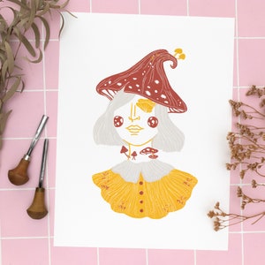 Ritratto di una donna con amanita muscaria, stampa linoleografica colorata, umore autunnale, linoleografia originale con funghi di bosco e botanica.
