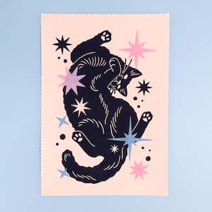 Retrato de gato en linograbado a color, impresión a mano con un fondo celestial de estrellas, obra de arte artesanal sobre papel verjurado A4. imagen 2