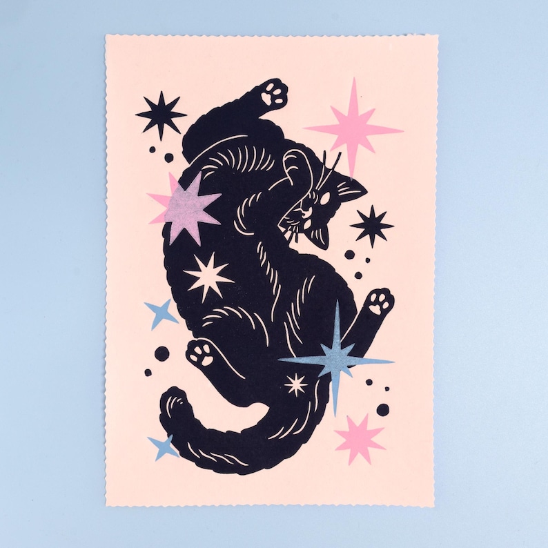 Retrato de gato en linograbado a color, impresión a mano con un fondo celestial de estrellas, obra de arte artesanal sobre papel verjurado A4. imagen 2