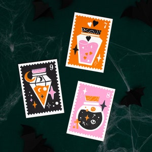 Halloween Linoldruck Postkarten Set, Tränke und Elixiere, Druck mit gruseligen Motiven gerahmt wie eine Briefmarke, A6 Format