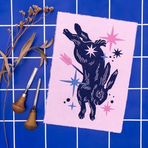 Ritratto di lepre con stampa su lino colorato, taglio su lino stampato a mano con lepre celeste e stelle, arte fatta a mano su carta fatta a mano