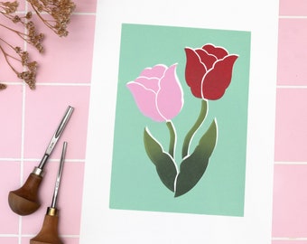 Bunter Linoldruck Tulpen Pflanze, botanische Kunst handgedruckt mit Linolschnitt, A4 großer Blumen Druck mit roten und rosa Tulpen Frühling