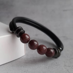 Bransoletka z granatem Minimalistyczna bransoletka z kamieniem szlachetnym na styczeń Bransoletka z uzdrawiającą energią Pomysły na prezent dla niej Bransoletka na szczęście dla kobiet Bransoletka owijana