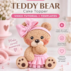 Può includere: Un topper per torta a forma di orsetto testurizzato color marrone chiaro con un grande fiocco rosa, una fascia rosa e una gonna plissettata rosa. L'orso ha occhi neri, naso nero e guance rosa. Il testo include Alex Mazur Cakes, Teddy Bear Cake Topper, Video Tutorial + Templates, Make sweet memories, Step-by-step video tutorial, Printable templates, Create beautiful toppers at home e www.alexmazurcakes.com.