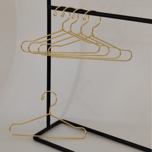 Cabide para roupas de bonecas, cabides em miniatura para casa de bonecas, cabides de metal para bonecas, 5 tamanhos, 5 cores divertidas, 10 peças por pacote, presentes para meninas