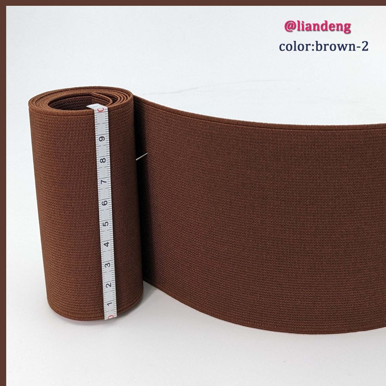 Peut inclure: Un rouleau de tissu &eacute;lastique brun avec un ruban &agrave; mesurer &agrave; c&ocirc;t&eacute;. L'&eacute;lastique mesure 9 pouces de large.
