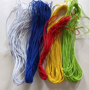 Pode incluir: Quatro carretéis de cordão elástico em branco, azul, vermelho e verde.
