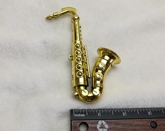Saxofón Miniatura Para Casa De Muñecas Escala 1:6 – Dorado Con Base, Detalles Realistas, Regalo Decorativo Para Niños (+3 Años)