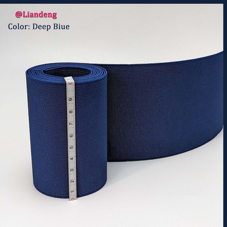 Peut inclure: Un rouleau de tissu &eacute;lastique bleu fonc&eacute; avec un ruban &agrave; mesurer &agrave; c&ocirc;t&eacute;. Le ruban mesure 23 cm.