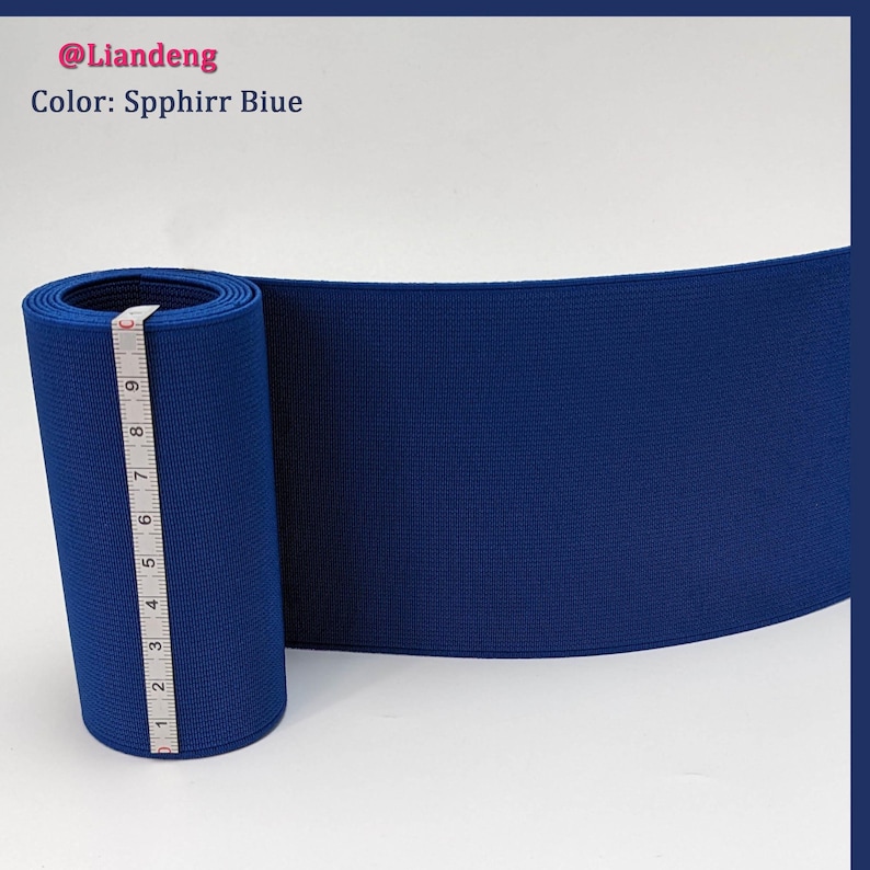 Peut inclure: Un rouleau de bande &eacute;lastique bleue, mesurant 23 cm de long. La bande &eacute;lastique est un mat&eacute;riau tiss&eacute; avec une surface textur&eacute;e. Le texte "@Liandeng Color: Spphirri Blue" est visible dans le coin sup&eacute;rieur gauche de l'image.