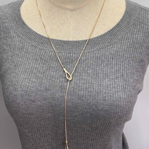 Lassohalsband i roséguld: Droppformat silverhänge, justerbart Y-format halsband i rostfritt stål.