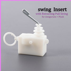 Puede incluir: Inserción de columpio de plástico blanco con una cuerda de tracción retráctil. La inserción tiene un pequeño gancho de metal y un anillo para sujetarlo a un juguete.