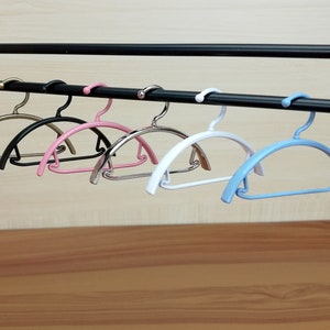 Cabides em miniatura, guarda-roupa de casa de bonecas, disponível em 6 cores, 8 peças por pacote, escala 1/12, 1/6