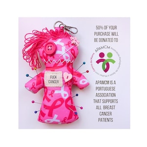 Schlüsselanhänger Stress Relief Voodoo Puppe mit Gesäßtasche - DammitDoll - Therapeutisch - Gute Besserung - Stress Puppe - Krebs Puppe - Brustkrebs