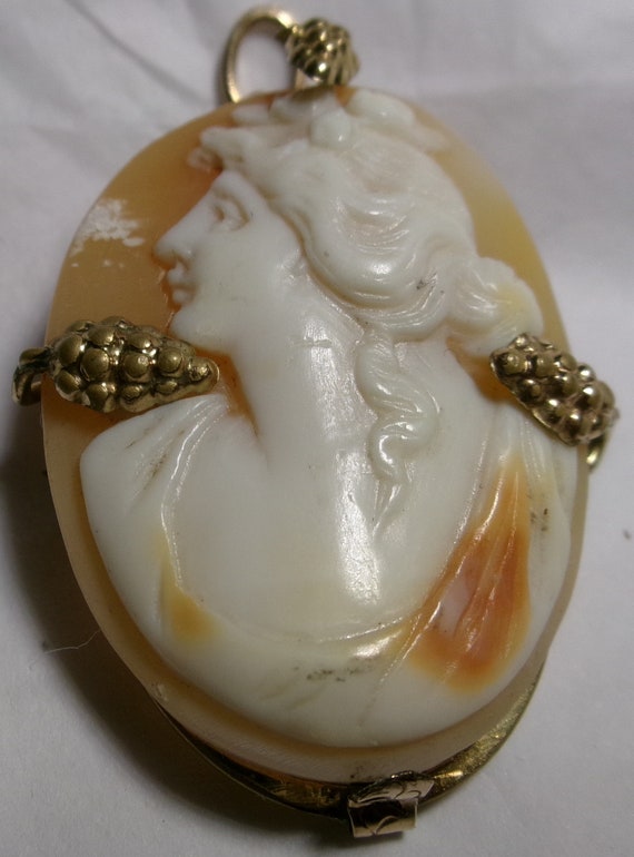 Fabulous early carved Shell Cameo brooch pin Penda