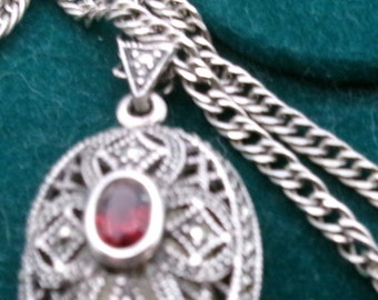 Ovales Medaillon aus Sterlingsilber mit natürlichem Granat und Markasit-Akzenten mit 925er-Kette