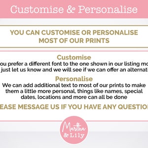 Pu&ograve; includere: Grafica rosa e bianca con il testo "Customise & Personalise" e "Puoi personalizzare o personalizzare la maggior parte delle nostre stampe". La grafica include anche il testo "Customise", "Personalise" e "Per favore, contattaci se hai domande". La grafica ha un logo con il testo "Martha & Lily".